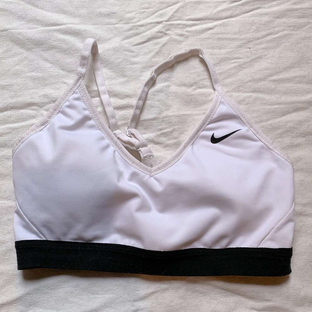 Women’s Medium White Nike Sports Bra